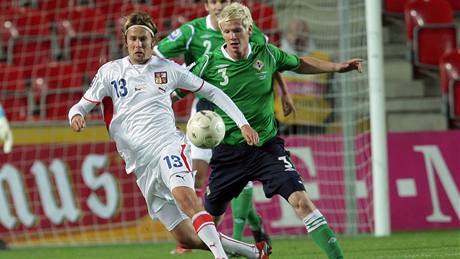 Česko - Severní Irsko: Jaroslav Plašil (vlevo) a Ryan McGivern Česko - Severní Irsko: Jaroslav Plašil (vlevo) a Ryan McGivern