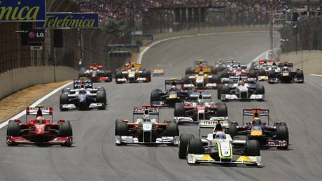 AMPION S VLAJKOU. Britský pilot Jenson Button si vychutnává triumf. Po Velké cen Brazílie je novým mistrem svta.