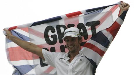 AMPION S VLAJKOU. Britský pilot Jenson Button si vychutnává triumf. Po Velké cen Brazílie je novým mistrem svta.