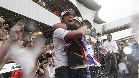 OSLAVY POKRAUJÍ. Jenson Button (vlevo) a Rubens Barrichello.