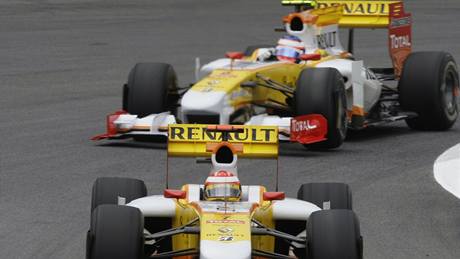 Fernando Alonso (vpedu) a Romain Grosjean z Renaultu pi tréninku na Velkou cenu Brazílie.