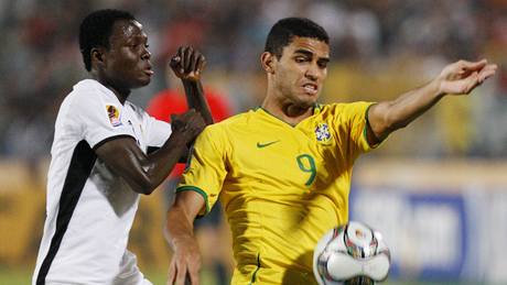 Brazílie - Ghana:  Brazilec Alan Kardec (vpravo) a Samuel Inkoom