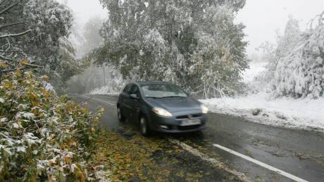 Pes dvacet centimetr mokrého snhu napadlo v noci na tvrtek v okolí Jívové na Olomoucku v nadmoské výce kolem 600 metr. Tký sníh lámal vtve a celé stromy. Silnice z Jívové do Domaova u ternberka byla nkolikrát nesjízdná.