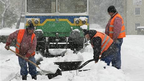 Pracovníci soukromé eleznice Desná odklízejí sníh mezi kolejemi na nádraí v Koutech nad Desnou na umpersku