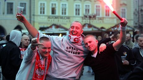 Poltí fanouci si dali odpoledne sraz v centru Prahy.