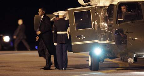 Americk prezident Obama piletl na vojenskou zkladnu v Delaware uctt padl z Afghnistnu (29. jna 2009)