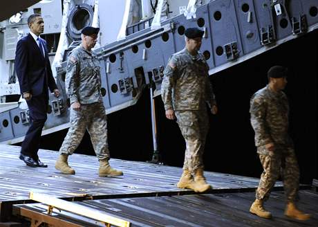 Americk prezident Obama uctil na vojensk zkladn v Delaware padl z Afghnistnu (29. jna 2009)
