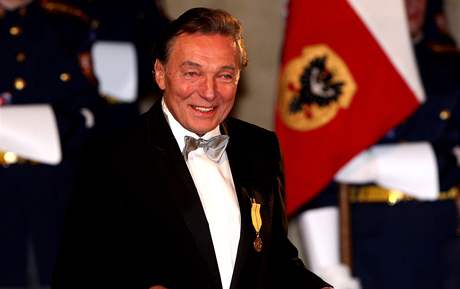 Karel Gott dostal od prezidenta Václava Klause vyznamenání za zásluhy o stát v oblasti umní. (28.10.2009)