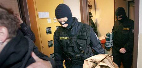 Policisté z Útvaru pro odhalování organizovaného zloinu dnes po celé republice zasahovali proti extrémistm. Fotografie je z eských Budjovic. (21. íjna 2009)