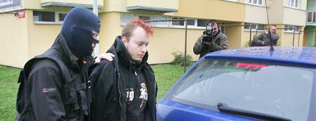 Policisté z Útvaru pro odhalování organizovaného zloinu po celé republice zasahovali proti extrémistm. Fotografie je z eských Budjovic. (21. íjna 2009)