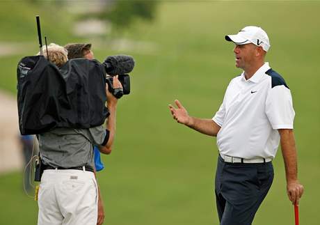 Stewart Cink vpedveer Grand Slamu vysvtluje divákm svou techniku patování.