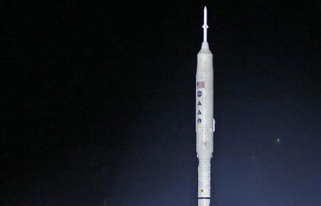 Testovací raketa se u pesunula na startovací rampu Kennedyho vesmírného stediska. Tém sedmikilometrová trasa jí trvala zhruba sedm hodin.