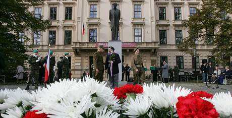 K pomníku T. G. Masaryka na Komenského námstí se obvykle pokládají vnce. V sobotu tam vak nkdo umístil papírovou rakev.