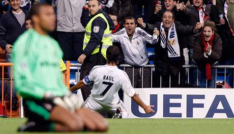 Real Madrid - AC Miln: Raul Gonzalez (vpravo) a Dida