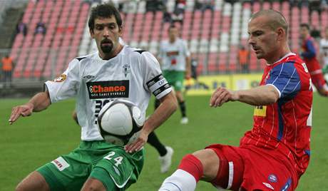 Brno - Jablonec: hostující Petr Pavlík (vlevo) v souboji s Tomáem Dokem