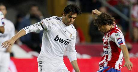 Gijon - Real Madrid: hostujc Kak (vlevo) stoj proti  Albertu Riverovi