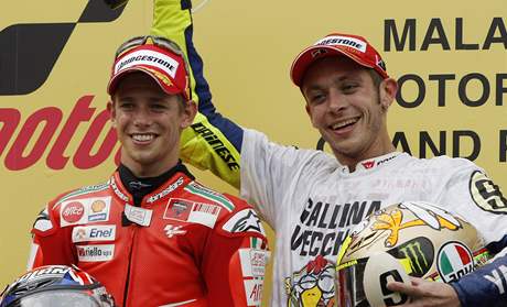 Valentino Rossi (vpravo) s pilbou a trikem s npisem star slepice, vlevo Casey Stoner