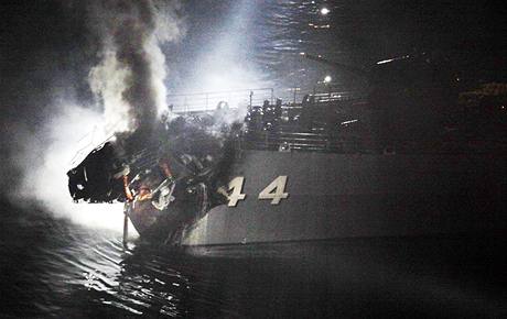 Remorkér hasí pí torpédoborce Kurama, který se srazil s obchodní kontejnerovou lodí Carina.