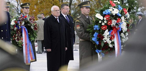 V roce 1918 Pardubáci házeli symboly monarchie do eky, dnes si výroí republika pipomíná kladením vnc