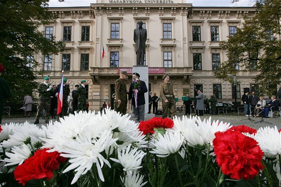 K pomníku T. G. Masaryka na Komenského námstí se obvykle pokládají vnce. V sobotu tam vak nkdo umístil papírovou rakev.