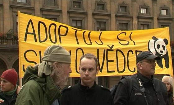 Metodika financování vdc, která mla omezit peníze pro základní výzkum ve prospch aplikovaného, vyhnala zástupce Akademie vd do ulic. Foto ze 20. íjna 2009