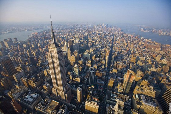 Pohled na budovu Empire State Building a newyorskou tvr Manhattan.