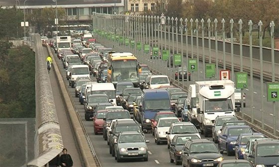 Dalí omezení v Legerov ulici rozhodn neprosplo provozu na Nuselském most, tvoí se kolony. Ilustraní foto