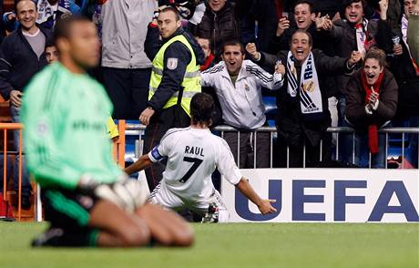 Real Madrid - AC Miln: Raul Gonzalez (vpravo) a Dida