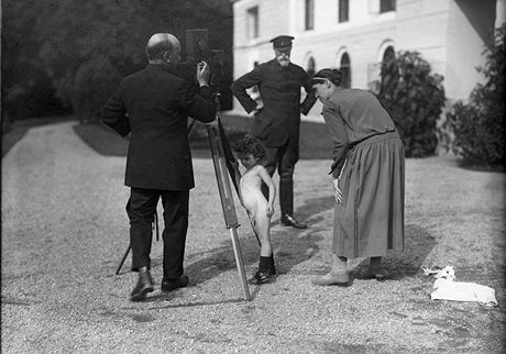 Krom zmku v Lnech ml prezident Masaryk k dispozici i opraven sdlo ve slovenskch Topoiankch. Na snmku z 22. z 1925 si hrl se svmi vnuky. Pitom ho i filmovali.