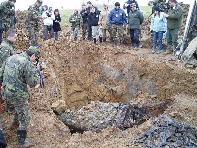 Pole, na nm nali vojentí fandové sovtské letadlo 40 centimetr pod povrchem. (25.10.2009)