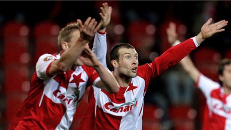 Slavia - Olomouc, domácí Benjamin Vomáka (vpravo) a Stanislav Vlek se doadují penalty