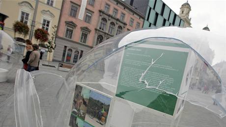 Vandalové zniili na námstí Svobody v Brn dalí dva exponáty výstavy dánského designu. Na míst zbyly ji jen dv nepokozené koule ze esti