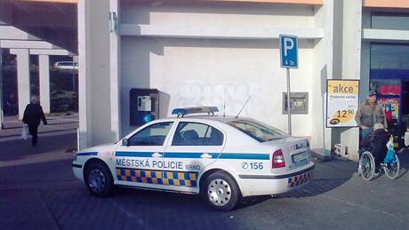25. íjna parkoval vz Mstské policie Brno na míst vyhrazeném invalidm ped supermarketem Albert na sídliti Lesná 