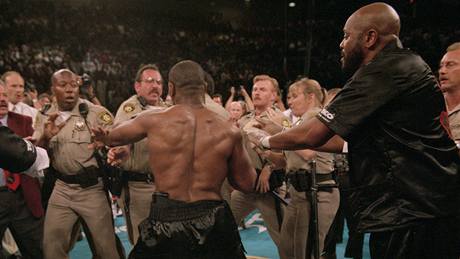 Poté, co byl kvli kousání do protivníkova ucha Tyson diskvalifikován, se neváhal postavit ani policistm, bodyguardm a trenérm, kteí se jej snaili uklidnit 