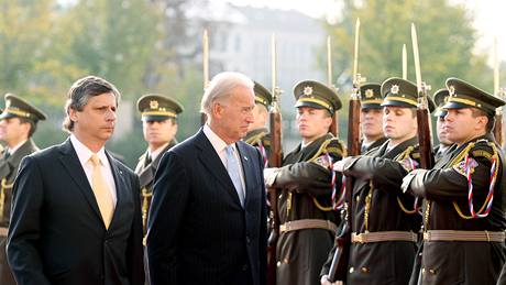 Americký viceprezident Joe Biden s premiérem Janem Fischerem. (23.íjna 2009)