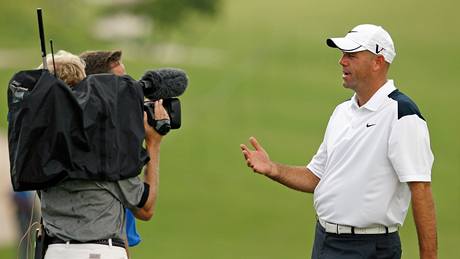 Stewart Cink vpedveer Grand Slamu vysvtluje divákm svou techniku patování.