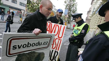 Protest proti Lisabonsk smlouv ped stavnm soudem (27. jna 2009)