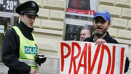 Protest proti Lisabonsk smlouv ped stavnm soudem (27. jna 2009)