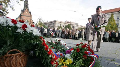 Kladení vnc k 28. íjnu u sochy T.G. Masaryka u Lékaské fakulty v Brn