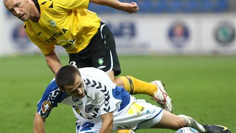 Liberec - Bohemians 1905; Milo Bosani (dole) a Ludk Zelenka bojují o mí.