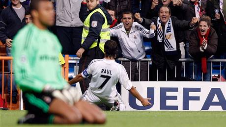 STELEC RAÚL. Podobné gólové radosti proívají hrái Realu Madrid v poslední dob pomálu.