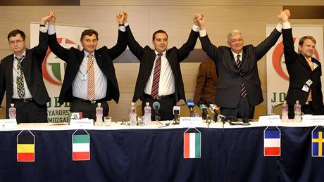 Vdci evropských nacionálních stran po dohod o spolupráci, kterou podepsali v Budapeti 24. íjna 2009.