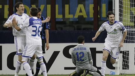 Inter Milán - Dynamo Kyjev. zatímco se domácí gólman Julio Cesar ocitl na kolenou, fotbalisté Kyjeva slaví gól. 