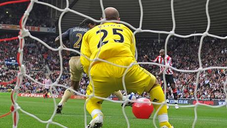 GÓL NEGÓL. S pomocí odrazu od reklamního erveného míe, vhozeného divákem na hit, pekonal sunderlandský Darren Bent (zcela vlevo) o víkendu v anglické lize liverpoolského brankáe Reinu. Rozhodí gól nesprávn uznal.