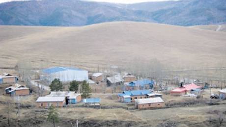 Mongolské hory a step kolem dokola, mezi tím jen nkolik budov tréninkového centra.