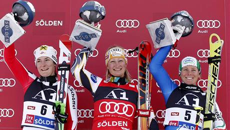 Trio nejlepích v obím slalomu SP v Söldenu: Kathrin Zettelová, Tanja Poutiainenová a Denise Karbonová (zleva)