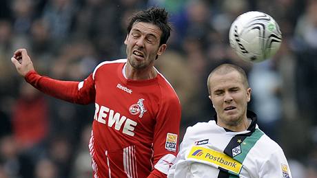 Mönchengladbach - Kolín nad Rýnem: hlavikový souboj mezi hostujícím Fabriceem Ehretem (vlevo) a Michaelem Bradleym