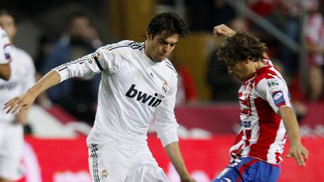 Gijon - Real Madrid: hostující Kaká (vlevo) stojí proti  Albertu Riverovi