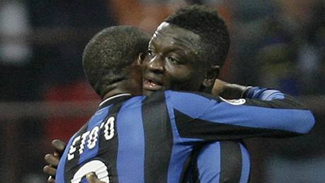 Inter Milán - Catania: domácí Eto'o (vlevo) a Sulley Muntari