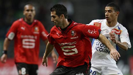 Rennes - Montpellier: domácí Carlos Bocanegra (uprostřed) v souboji s Junesem Belhandou Rennes - Montpellier: domácí Carlos Bocanegra (uprostřed) v souboji s Junesem Belhandou